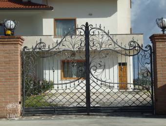 artistic_wrought_iron_gate_made_in_italy