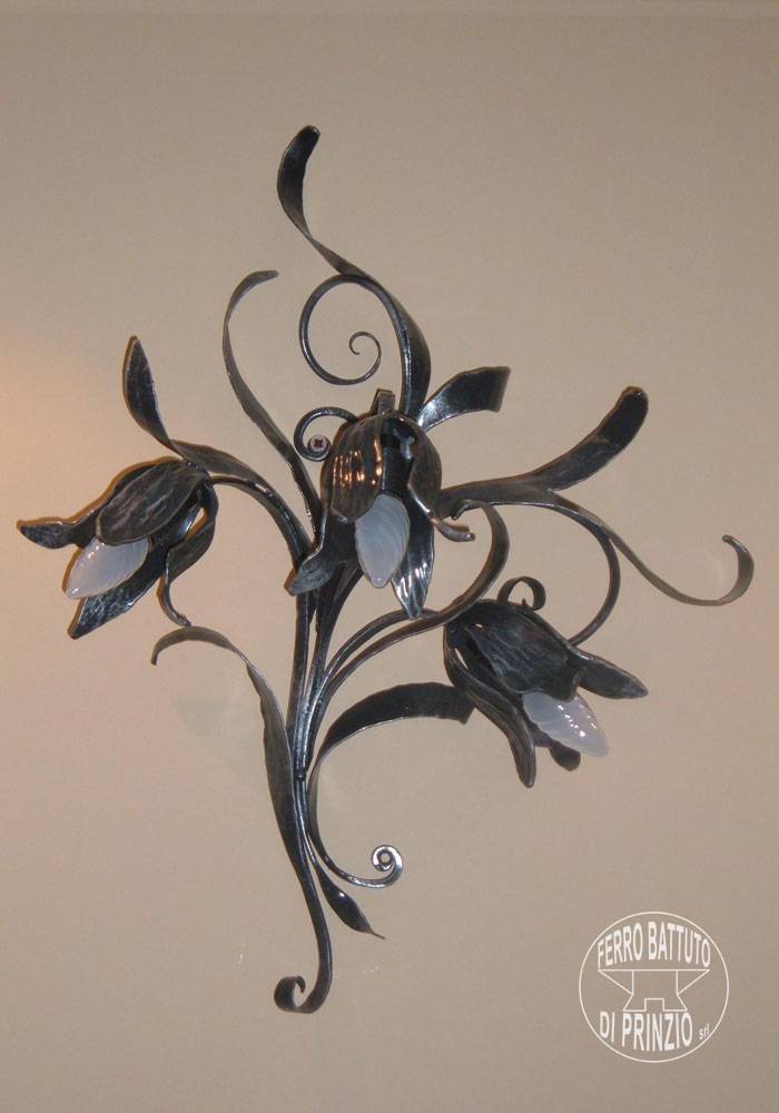 Floral wall lamp