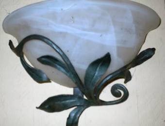 Wall-mounted lighting fixtures with leaves
