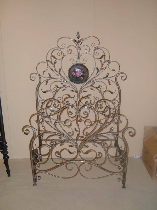 Single wrought iron bed with antique decoration