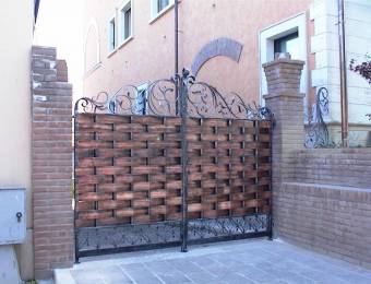 Gates in wrought iron and copper