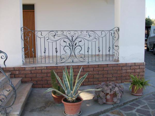 Exterior railing in wrought iron for small balcony