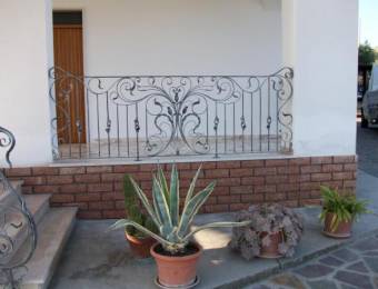 Exterior railing in wrought iron for small balcony