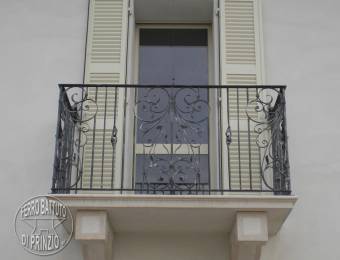 Little balustrade in hammered wrought iron