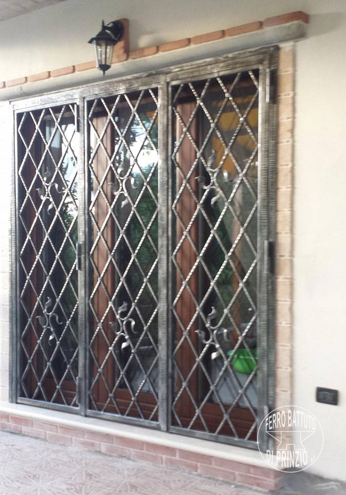 Mobile protection in wrought iron