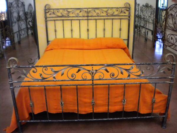 Double bed in wrought iron with knot decorations