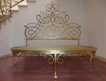 Bed in gilded wrought iron with round foot