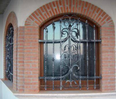 Grate in wrought iron
