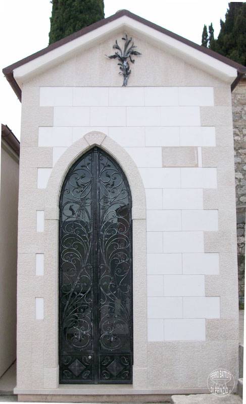 Ogival door in wrought iron