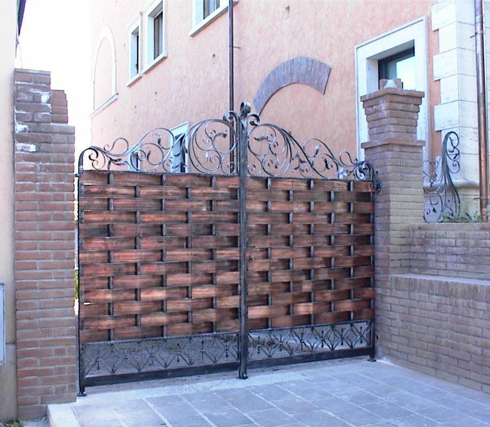 Gates in wrought iron and copper