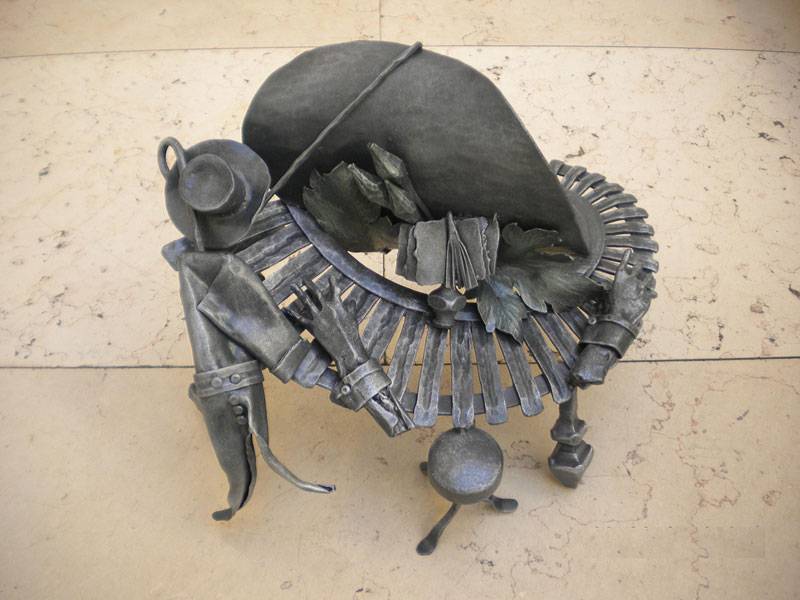 wrought iron sculpture representing a piano